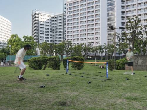 Tennisspieler auf einer Wiese