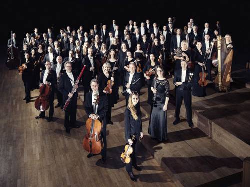 Ein Orchester posiert f&uuml;r die Kamera.