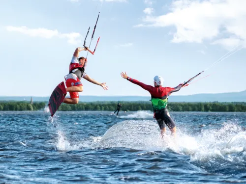 シュタインフーダー海でのカイトサーフィン