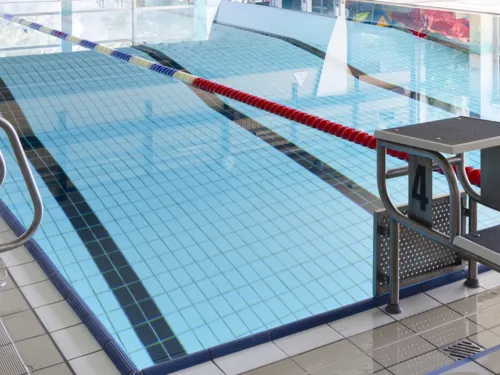 Zwei von einander getrennte Schwimmbahnen im Hallenbad