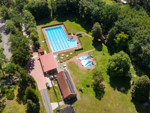 Vue aérienne d'une piscine en plein air