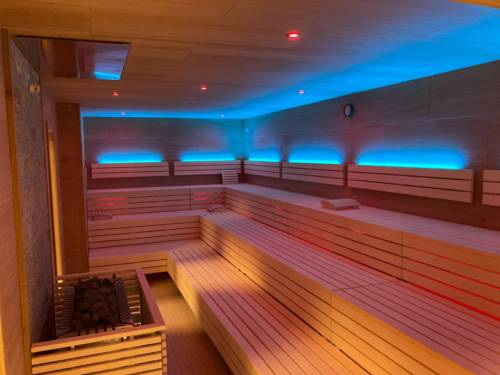 Saunabänke im Innern einer Sauna