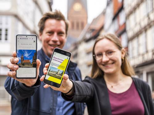 Dr. Jan Willem Huntebrinker und Valerie Schramm, Scrum-Master newcubator GmbH präsentieren die neue Stadtführungs-App