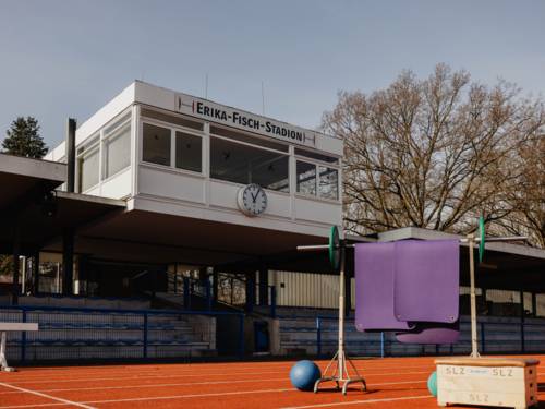 Sportutensilien auf einer Rennbahn.