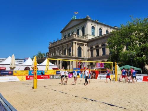 Beachvolleyball auf dem Opernplatz