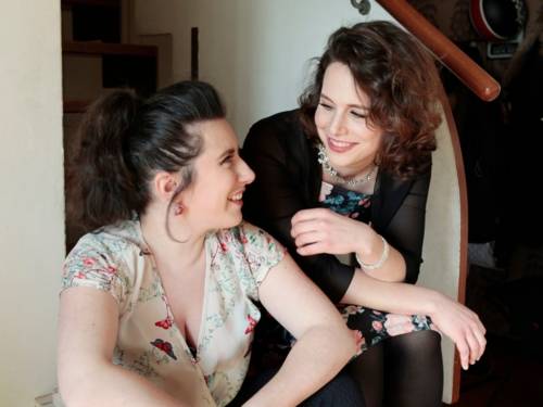 Zwei Frauen sitzen nebeneinander auf einer Treppe