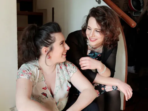 Zwei Frauen sitzen nebeneinander auf einer Treppe