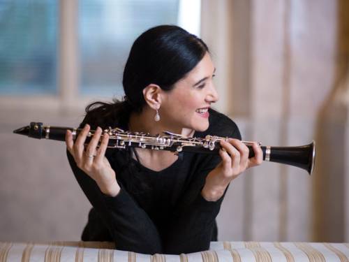 Eine Künstlerin mit ihrer Klarinette.