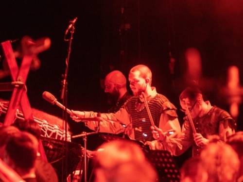 Zu sehen sind Trommler auf der Bühne in mittelalterlich angehauchten Kostümen.