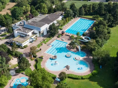 Vedere aeriană a unei piscine în aer liber