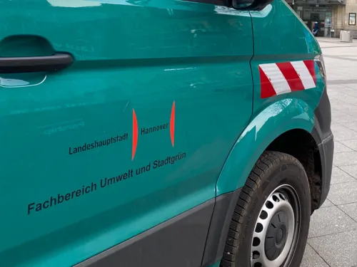 A car door with the words "Landeshauptstadt Hannover Fachbereich Umwelt und Stadtgrün" on it.