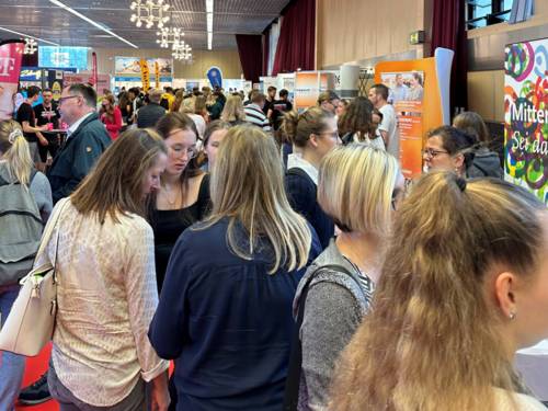 Menschen in Messehalle