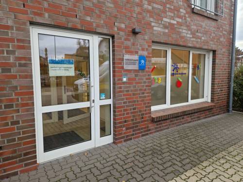 Zwei junge Frauen vor dem Eingang zu einem Gebäude