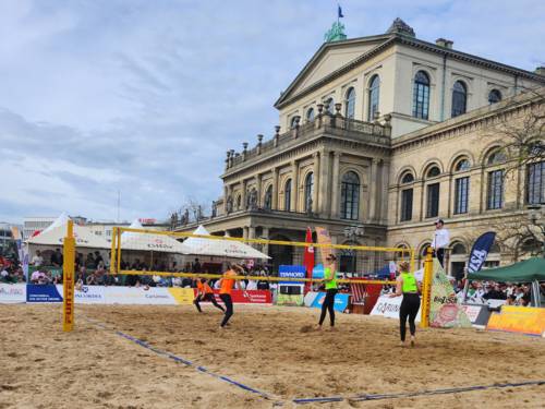 Beachvolleyballfeld vor dem Opernplatz