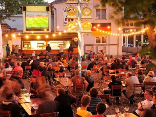 Gente en una terraza de cervecería.