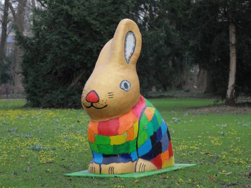 Osterhasenfigur in einem Park