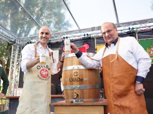 Zwei Männer mit einem gro´ßen Bierfass.
