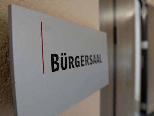 Ein Türschild, auf dem "Bürgersaal" steht.