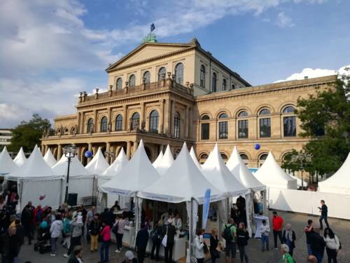 Weiße Pagoden mit Zipfeln vor einem Opernhaus