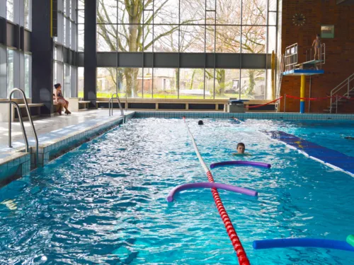 Piscină cu flotoare, tăieței de piscină și delimitarea culoarelor