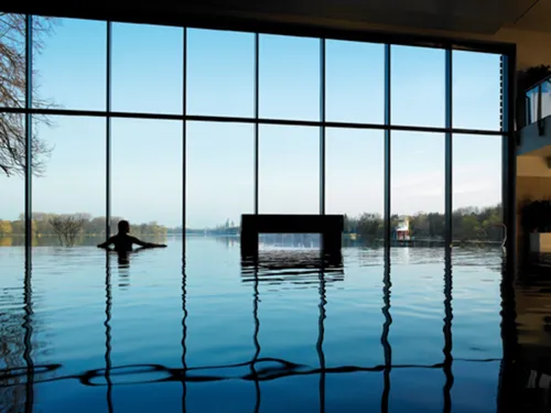 Priveliște spre lacul Maschsee din zona spa și a piscinei