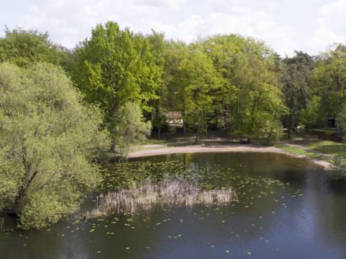 Luftaufnahme eines Natursees 