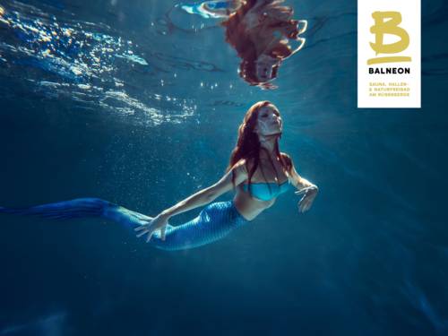 Eine unter Wasser schwimmende Frau mit einem Fischschwanz