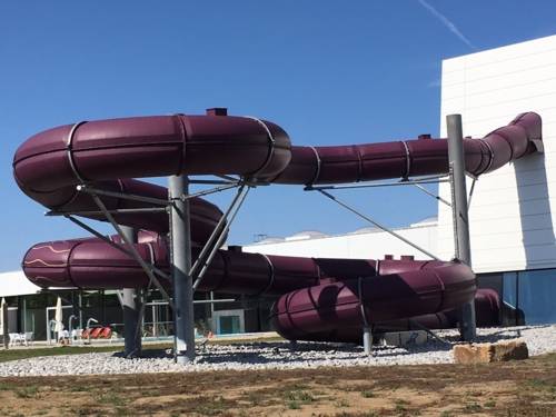 Röhre, die an der Außenseite eines Gebäudes liegt