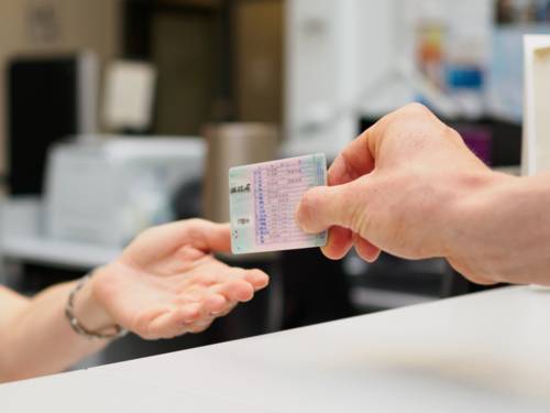 Üks käsi annab juhiloa teisele käele