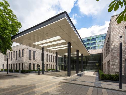Hovedindgangen til et moderne hospital.