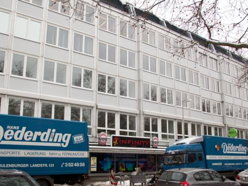 Vor dem mehrgeschossigen Gebäude in der Marktstraße 45 in Hannover ist reger Autoverkehr.