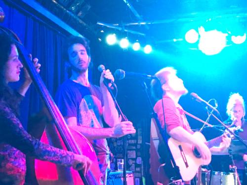 Musiker auf der Bühne.