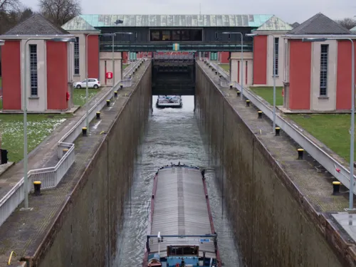 Udsigt over slusen – to skibe på vej igennem.