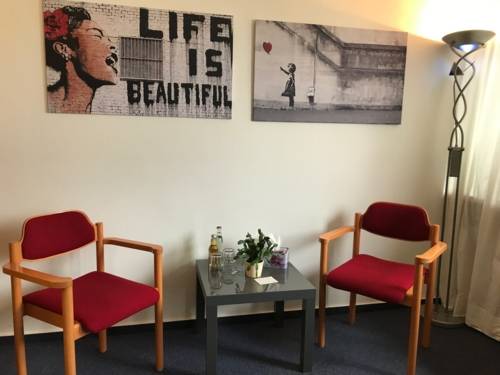 Blick auf St&uuml;hle und einen kleinen Tisch in einer Beratungssituation.