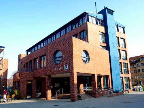 Roter Backsteinbau mit Treppen und barrierefreien Auffahrten.