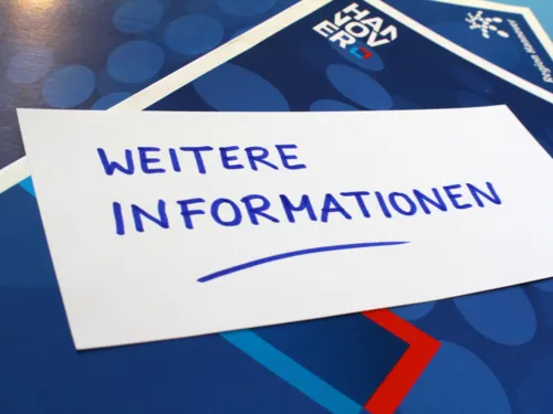 Moderationsk&auml;rtchen mit der Aufschrift "Weitere Informationen" auf einer Sammelmappe im Design der Region Hannover.