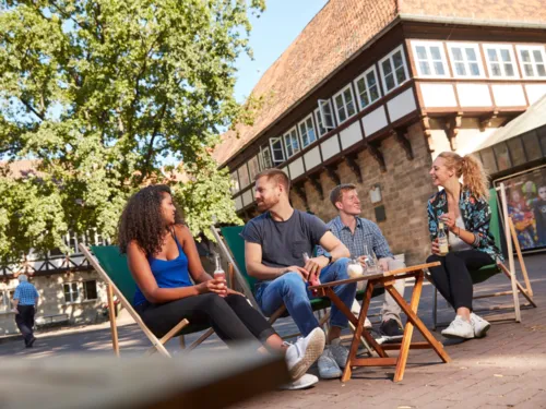 Gruppe sitzt am Ballhof