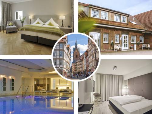 Eine Collage aus zwei Hotelzimmer, einem Gebäude und einem Pool, in der Mitte Altstadt mit Marktkirche.