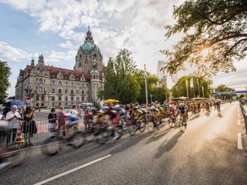 Radfahrer vor dem Neuen Rathaus