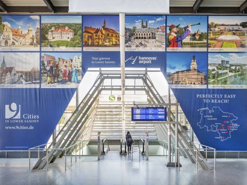 Ein mehr als 100 Quadratmeter großes Banner wirbt ab sofort am Hannover Airport für den Niedersächsischen Städtetourismus.