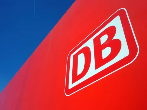 Das Logo der Deutschen Bahn steht in wei&szlig; auf einem roten Hintergrund.