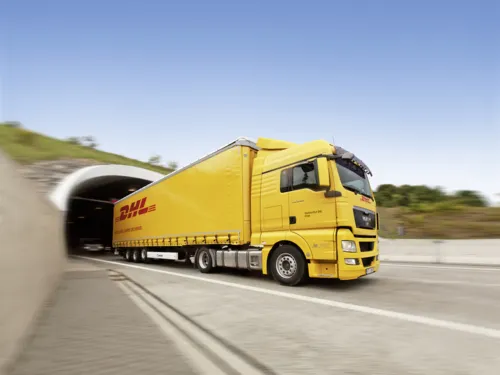 Ein LKW kommt aus einem Tunnel gefahren.