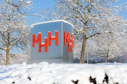 Napis „MHH” jest pokryty śniegiem.