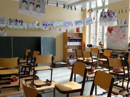 Blick in ein Klassenzimmer, das mit den Zeichnungen von Sch&uuml;lerinnen und Sch&uuml;lern geschm&uuml;ckt ist