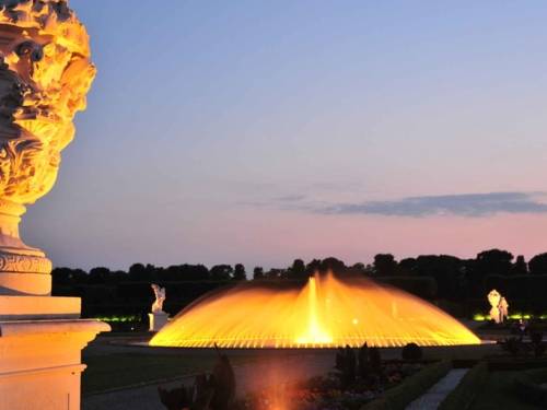 Illuminazione della fontana della campana