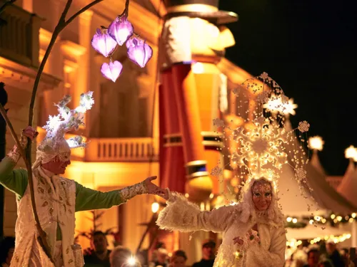 Stelzenläufer sorgen für festliche Stimmung
