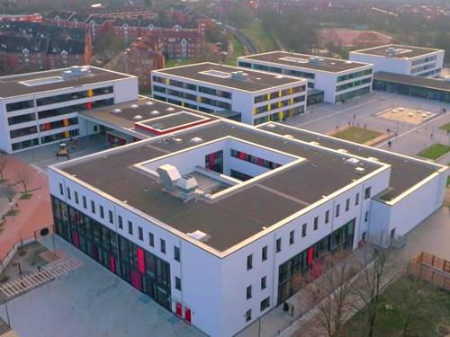 In dem im November 2016 neu eröffneten Stadtteilzentrum Mühlenberg werden kulturelle und soziale Einrichtungen der Stadt Hannover zusammengefasst. Diese am Bedarf des Stadtteils orientierte Infrastruktur bietet den Bewohnerinnen und Bewohnern der südwestlichen Stadtteile Hannovers Bildung, Beratung, Freizeit und Kultur unter einem Dach.