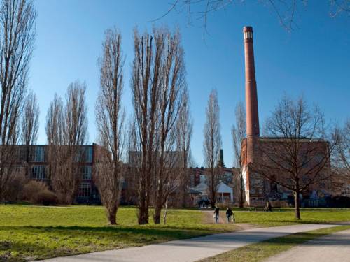 Das Kulturzentrum Faust ist ein Gebäudekomplex aus Backsteinen mit einem markanten Schornstein