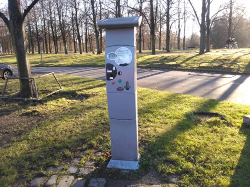 Aparat de eliberare a tichetelor de parcare amplasat la marginea străzii