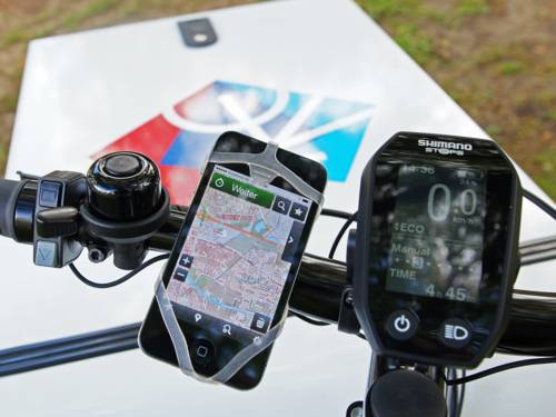 Ein Fahrradlenker, an dem ein Smartphone mit Karte angebracht ist